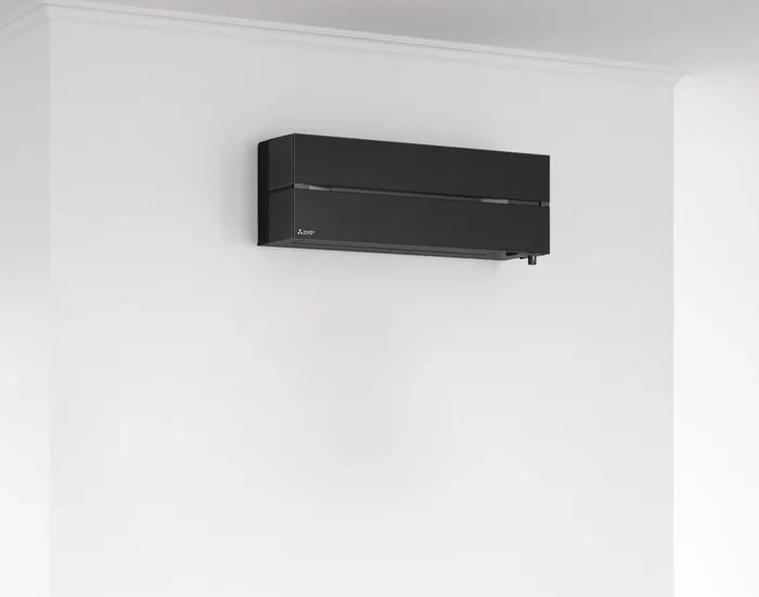 Svart Mitsubishi Electric HERO i en ljus matplats